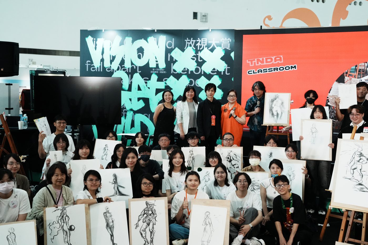 TNDA CLASSROOM 展位速寫工作坊學員手持作品大合照