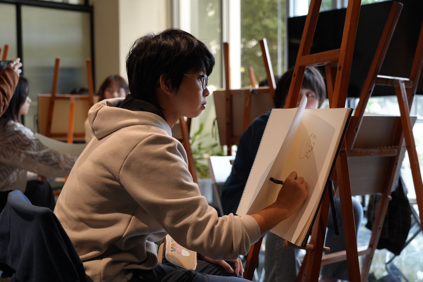 學員進行 Blind Drawing 盲畫練習