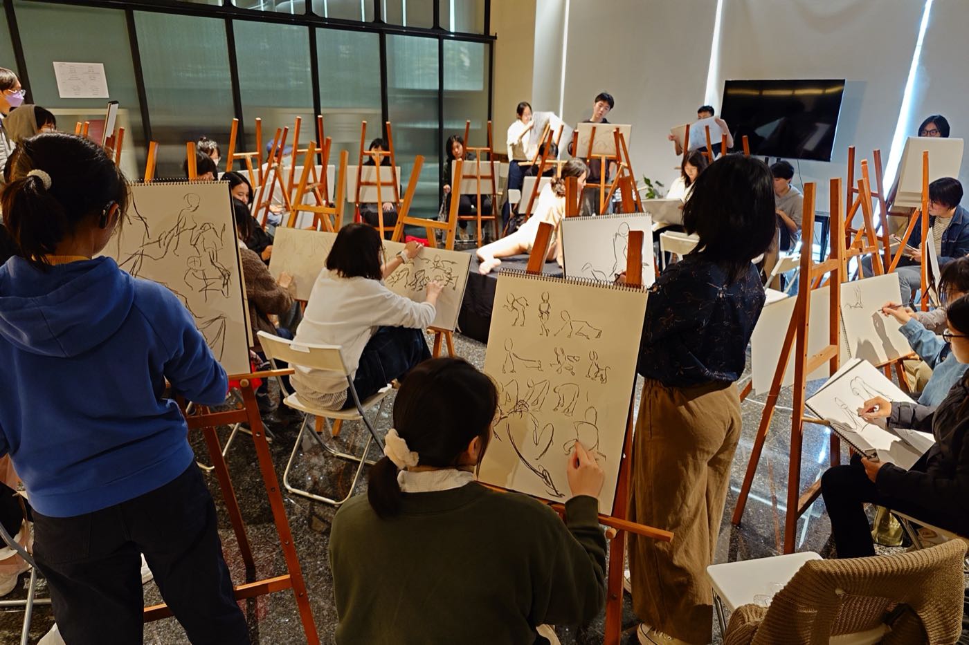 學員在畫架前練習 Gesture Drawing 動態速寫