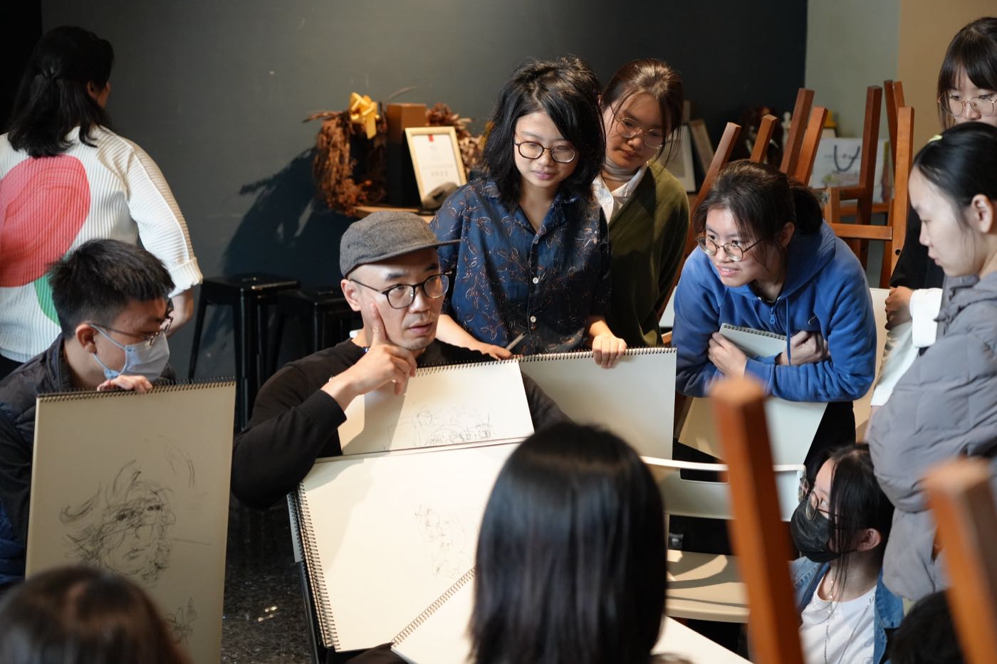 PIXAR 分鏡師張永翰以速寫本向圍繞的學員講解畫面